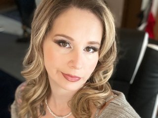 Hottyhousewife18's headshot